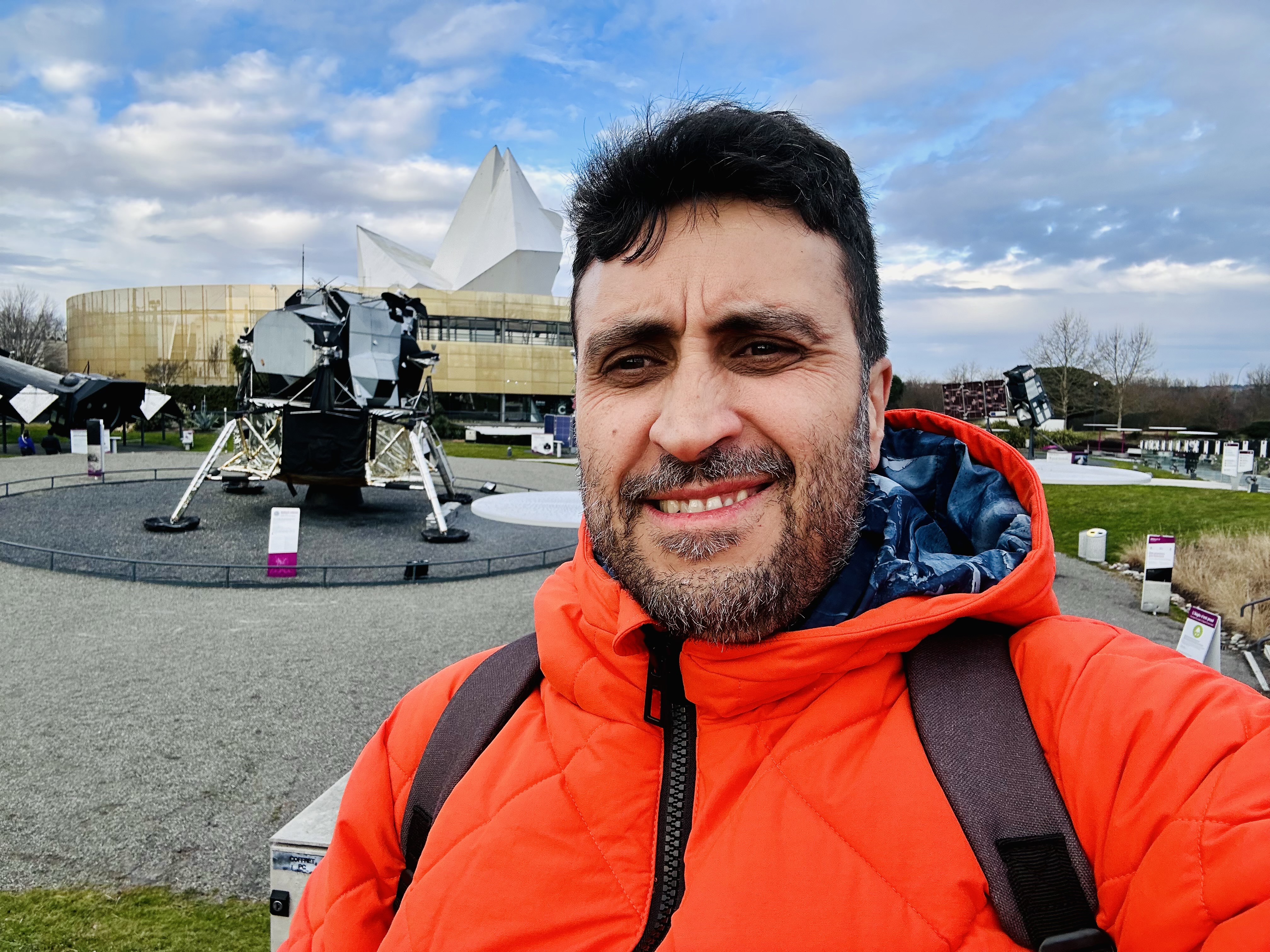 Pablo fan del espacio con reproducción del módulo lunar Eagle